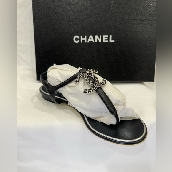 COPY - Chanel CC Thong Sandals
Black Lambskin. Size 38 - Picture 2 of 6